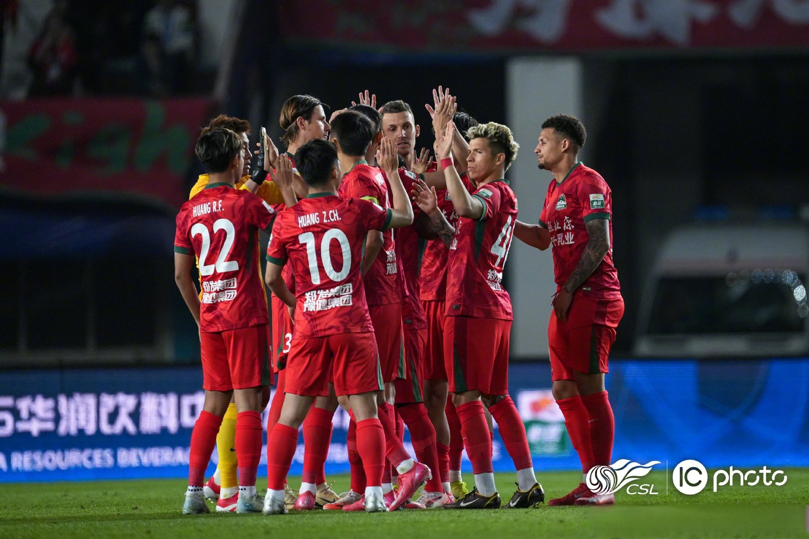 九游体育 -赛地聚焦：欧超杯今夜热度飙升，国际米兰远射贴柱，压力陡增，身体对抗强度拉满(欧冠巴黎圣日尔曼vs马德里竞技)